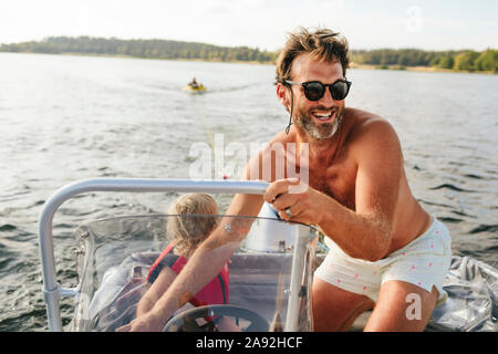 Vater mit Tochter auf dem Boot Stockfoto