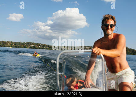 Vater mit Tochter auf dem Boot Stockfoto