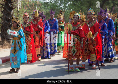 Parade der Initiation der Kinder in den Buddhismus, die Menschen fest angezogen, Nyaung U Dorf, Mandalay, Myanmar, Asien Stockfoto