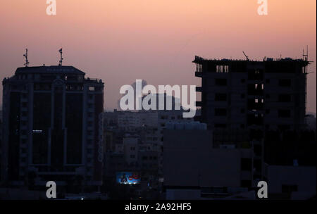 Gaza, Gazastreifen, palästinensischen Gebiet. 12 Nov, 2019. Rauch steigt nach einem israelischen Luftangriff in Gaza Stadt, am 12. November 2019 Credit: Ashraf Amra/APA-Images/ZUMA Draht/Alamy leben Nachrichten Stockfoto