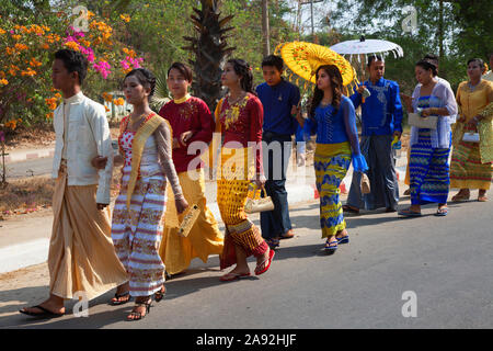 Parade der Initiation der Kinder in den Buddhismus, die Menschen fest angezogen, Nyaung U Dorf, Mandalay, Myanmar, Asien Stockfoto