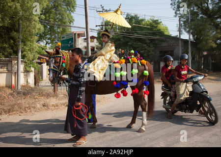 Parade der Initiation der Kinder zum Buddhismus, ein Kind fest angezogen, Nyaung U Dorf, Mandalay, Myanmar, Asien Stockfoto