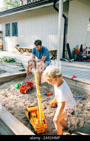 Mädchen spielen im Sandkasten Stockfoto