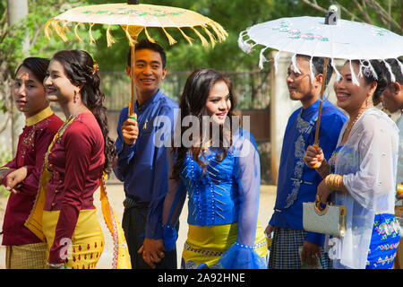 Parade der Initiation der Kinder in den Buddhismus, die Menschen fest angezogen, Nyaung U Dorf, Mandalay, Myanmar, Asien Stockfoto