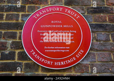 Essex, Großbritannien - 25 August 2019: Gedenktafel am historischen Royal Gunpowder Mills Website in Waltham Abbey, UK, die umfangreiche Kanal und Rail System Kennzeichnung. Die Stockfoto