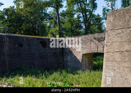 Essex, Großbritannien - 25 August 2019: Ein altes blast Wand an der historischen Royal Gunpowder Mills in Waltham Abbey, Essex, Großbritannien. Stockfoto