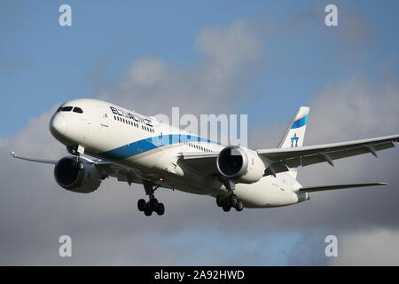 EL AL Boeing 787-9 Dreamliner 4X-EDL Landung in London Heathrow Flughafen, Großbritannien Stockfoto