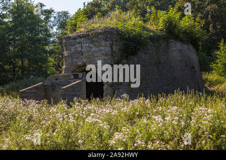 Essex, Großbritannien - 25 August 2019: ein verfallenes Gebäude an der historischen Royal Gunpowder Mills in Waltham Abbey, Essex. Die Gunpowder Mills wurden verwendet, um Crea Stockfoto