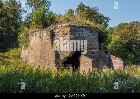 Essex, Großbritannien - 25 August 2019: ein verfallenes Gebäude an der historischen Royal Gunpowder Mills in Waltham Abbey, Essex. Die Gunpowder Mills wurden verwendet, um Crea Stockfoto