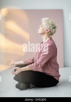 Frau, meditieren Stockfoto