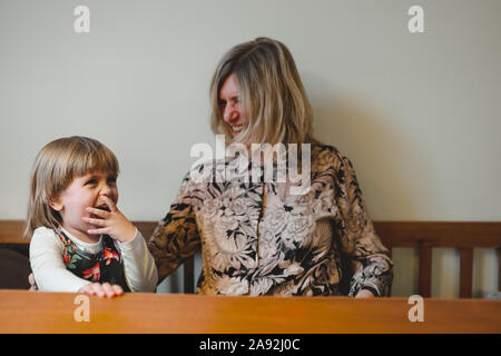 Oma mit Enkelin Stockfoto