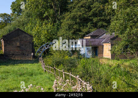 Essex, Großbritannien - 25 August 2019: Bauruinen und bewachsene canalway im Royal Gunpowder Mills in Waltham Abbey, UK. Die Mühlen wurden verwendet, um Crea Stockfoto