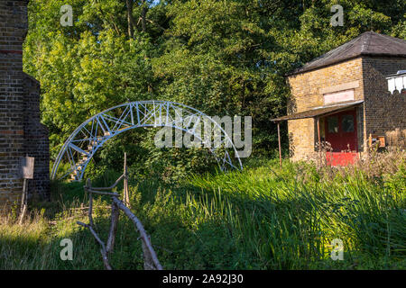 Essex, Großbritannien - 25 August 2019: Bauruinen und bewachsene canalway im Royal Gunpowder Mills in Waltham Abbey, UK. Die Mühlen wurden verwendet, um Crea Stockfoto