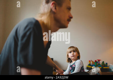 Mädchen suchen Bei Großvater Stockfoto