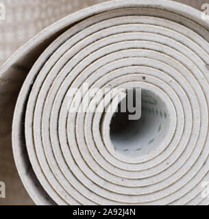 Rolle des Linoleums mit einer Holzstruktur. Linoleum schneiden