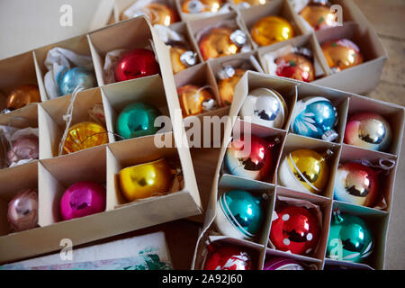 Christbaumkugeln in Kartons Stockfoto