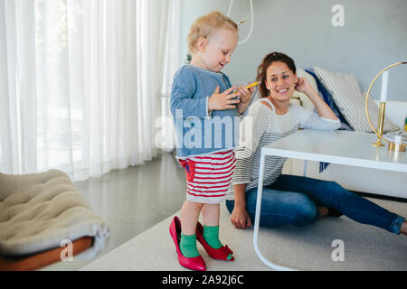 Mutter mit Handy Tochter Stockfoto