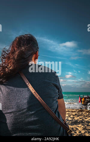 Strand von Varadero, Kuba, Jan 2013 - Frau sitzt am Sandstrand genießt die Marine Stockfoto