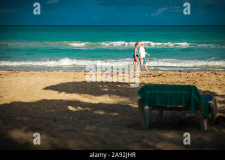 Strand von Varadero, Kuba, Jan 2013 - Mitte - gealterte Ehepaar zu Fuß durch das Meer an einem der wunderschönen Strände von Kuba Stockfoto