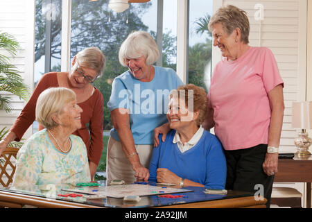 Ältere Freundinnen, die sich gegenseitig genießen Stockfoto