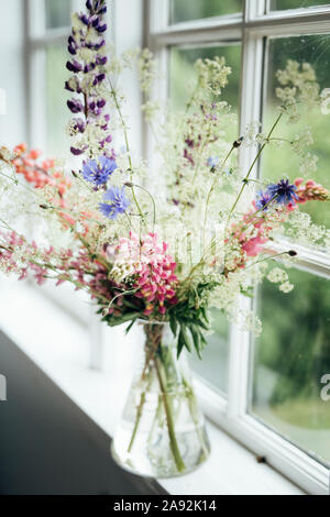 Wildblumen in Vase Stockfoto