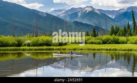 Kanufahren auf Vermillion Lakes in den kanadischen Rocky Mountains, Bow River Valley, Banff National Park; Alberta, Kanada Stockfoto