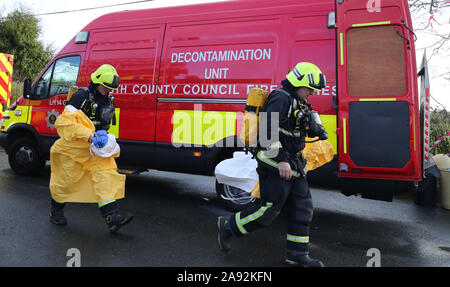 Feuer Besatzungen aus Nordirland und der Republik Irland beim Unfall in einem simulierten Crash mit einem Kraftstoff Lkw und Bus, während einer multi Agentur Notfallübung, in Castleblayney, County Monaghan, Irland. Stockfoto