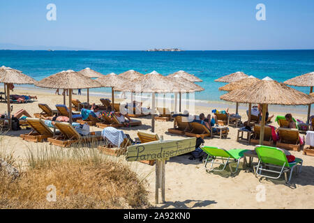 Resort mit Stühlen und Schutz am Strand Plaka am Mittelmeer; Naxos Insel, Kykladen, Griechenland Stockfoto