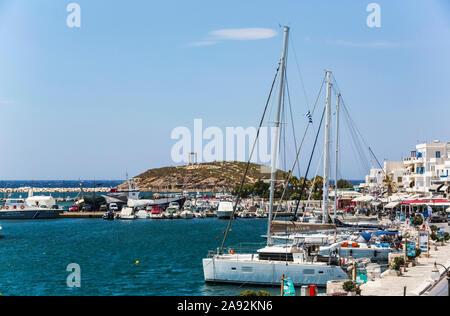 Boote und Segelboote liegen im Hafen von Chora an der Küste des Mittelmeers; Naxos Island, Kykladen, Griechenland Stockfoto