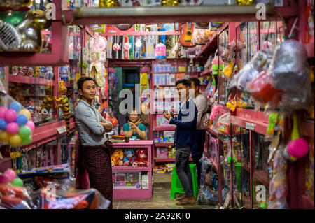 Händler und Käufer in einem Spielzeugladen; Yawngshwe, Shan State, Myanmar Stockfoto