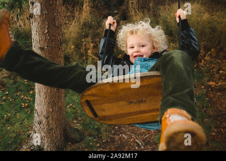 Junge auf Schaukel Stockfoto