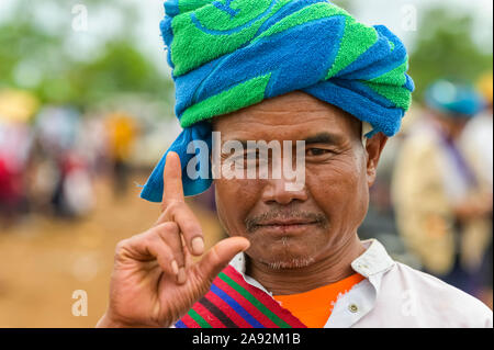 PA'O Mann, der auf die Kamera schaut; Yawngshwe, Shan Staat, Myanmar Stockfoto