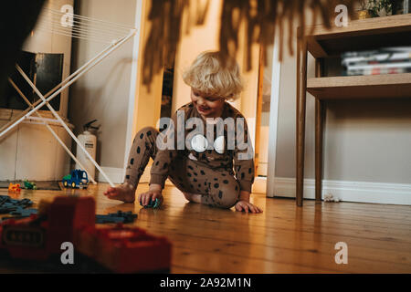 Jungen spielen Stockfoto