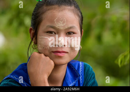 Porträt eines schönen Pao'O Mädchens mit Stammesmarkierungen im Gesicht; Yawngshwe, Shan State, Myanmar Stockfoto