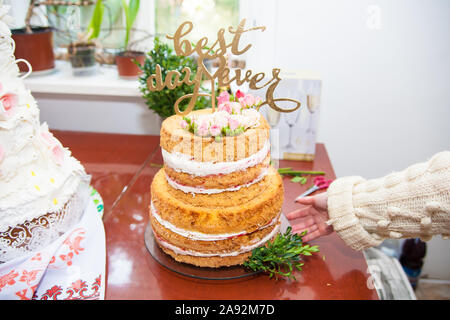 Grosse schöne Hochzeitstorte mit frische Rosen Stockfoto