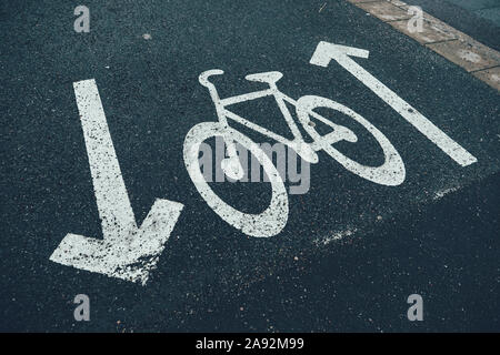 Fahrrad Schild auf die Straße gemalt Stockfoto