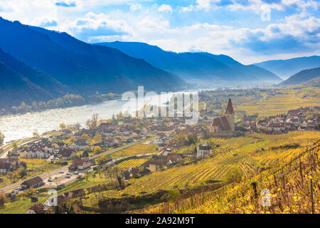 Weißenkirchen in der Wachau: Blick nach Weißenkirchen in der Wachau, Donau (Donau), Weinberge in Österreich, Steiermark, Niederösterreich, Wachau Stockfoto