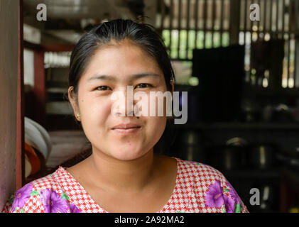 Porträt einer jungen burmesischen Frau; Yawngshwe, Shan State, Myanmar Stockfoto