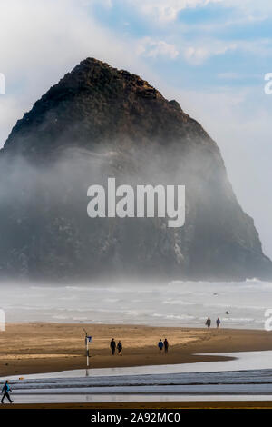 Haystack Rock ist ein prominentes Wahrzeichen am Cannon Beach an der Küste von Oregon; Cannon Beach, Oregon, USA Stockfoto