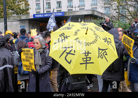 London, England, UK. 2. November 2019. Yellow Umbrella auf Station Marble Arch in London die Chinesische Regierung aktuelle Repression in Hongkong zu protestieren Stockfoto