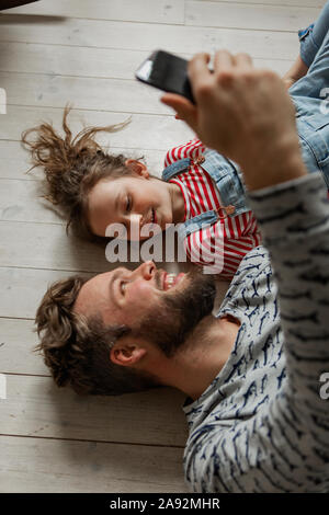 Vater und Tochter nehmen selfie Stockfoto