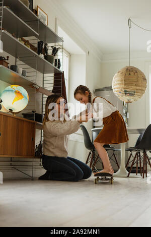 Mädchen auf skateboard Stockfoto