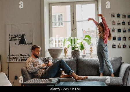 Vater und Tochter auf sofa Stockfoto