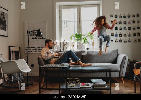 Vater und Tochter auf sofa Stockfoto