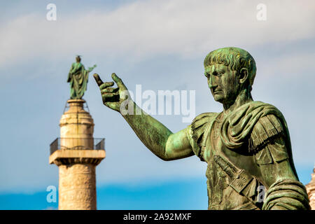 Statue und Spalte von Kaiser Trajan in der Via dei Fori Imperiali, Rom Italien Stockfoto