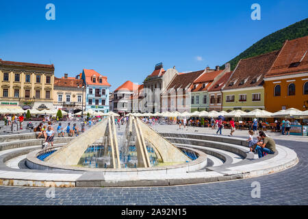 Brunnen auf dem Ratsplatz; Brasov, Siebenbürgen Region, Rumänien Stockfoto