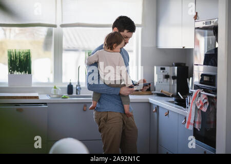 Vater mit Baby in der Küche Stockfoto