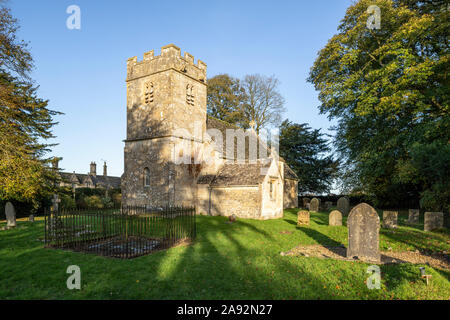 Kleine Norman Allerheiligen Kirche neben dem jakobinischen Herrenhaus auf dem Gelände des Salperton Park im Cotswold Dorf Salperton, Gloucestershire. Stockfoto