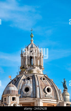 Die zwei Kuppeln von S. Maria di Loreto und SS Nome di Maria, Rom Italien Stockfoto