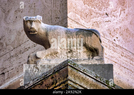 Kleine egyptian Cat Statue in der Via della Gatta (Cat Street), Rom, Italien Stockfoto